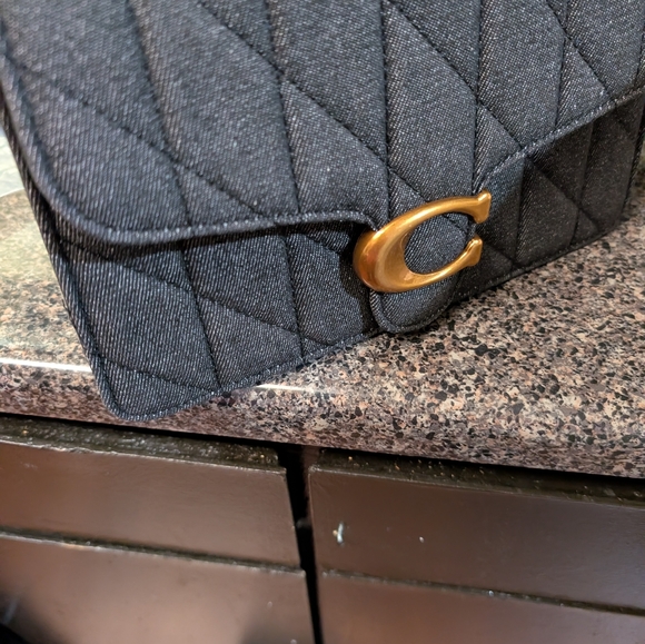 Source Unknown Quilted Gray Crossbody with Gold Accent - Picture 9 of 15